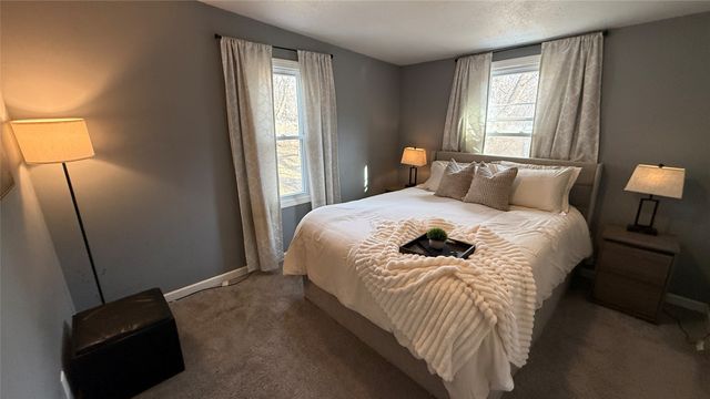 307 N 9th Avenue W, Newton, IA 50208