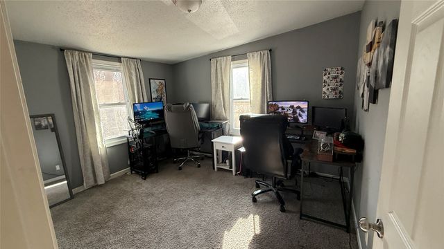 307 N 9th Avenue W, Newton, IA 50208