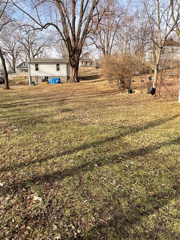 307 N 9th Avenue W, Newton, IA 50208