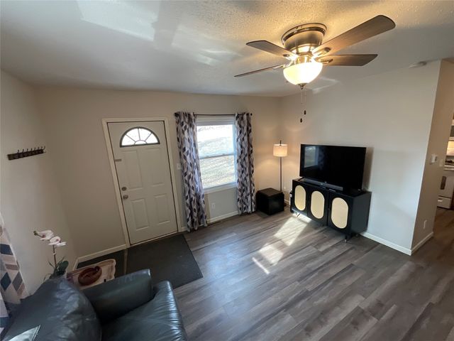 307 N 9th Avenue W, Newton, IA 50208