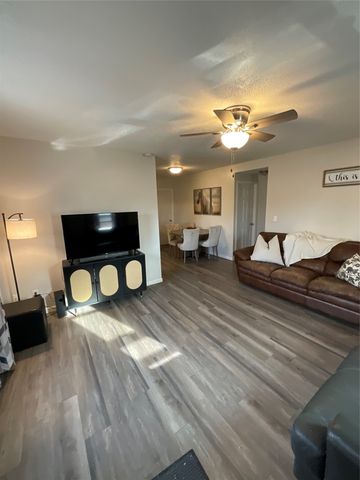 307 N 9th Avenue W, Newton, IA 50208