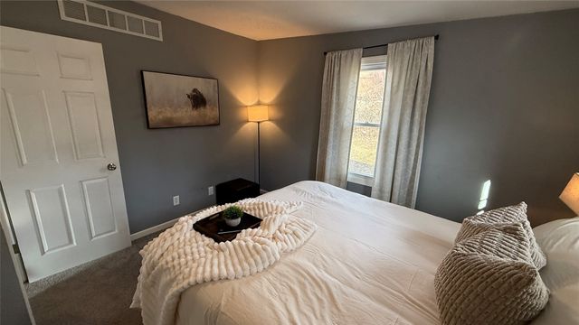 307 N 9th Avenue W, Newton, IA 50208