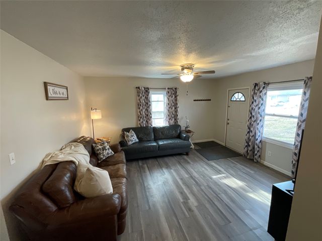 307 N 9th Avenue W, Newton, IA 50208