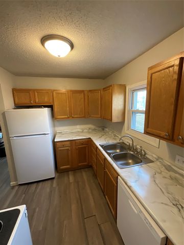 307 N 9th Avenue W, Newton, IA 50208