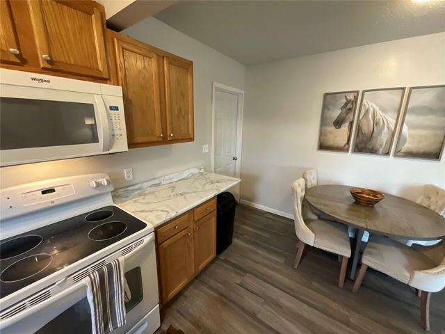 307 N 9th Avenue W, Newton, IA 50208