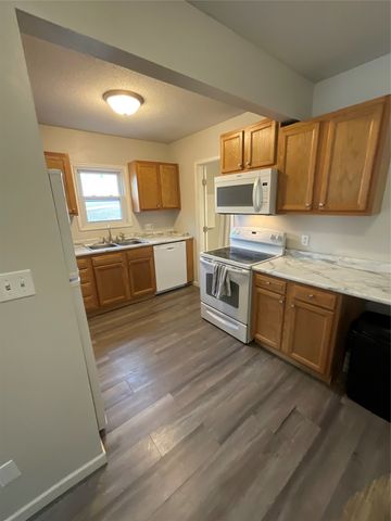 307 N 9th Avenue W, Newton, IA 50208