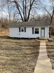 307 N 9th Avenue W, Newton, IA 50208