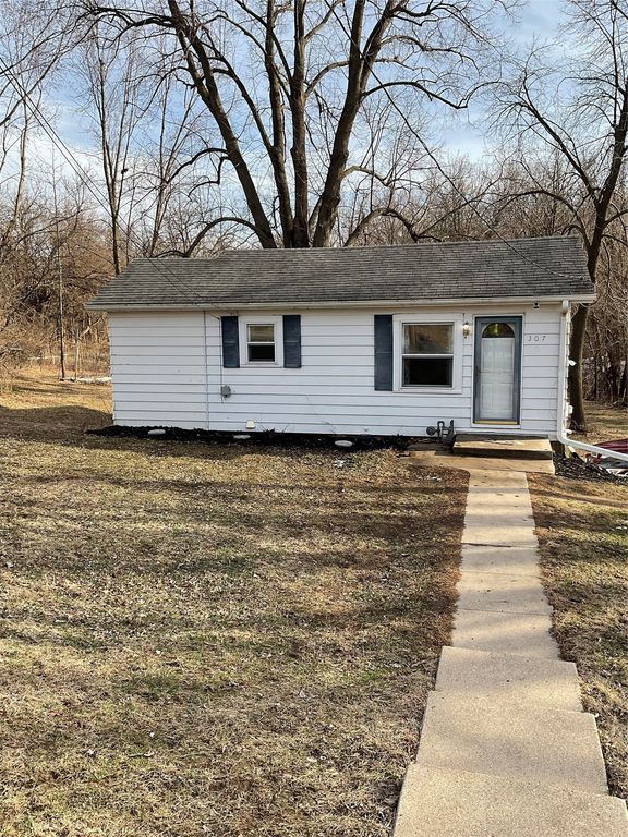 307 N 9th Avenue W, Newton, IA 50208
