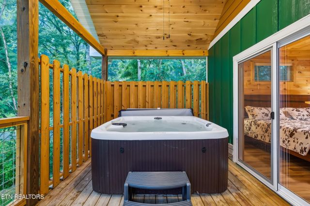 1010 Pinyon Circle, Pigeon Forge, TN 37863