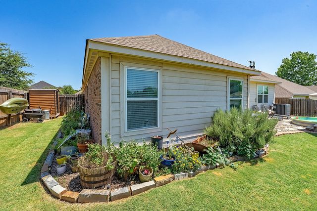 2416 Fall Leaf Court, Denton, TX 76209