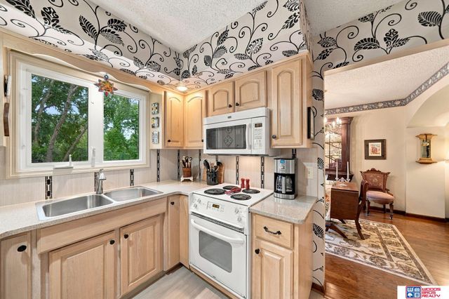 6621 Park Crest Court, Lincoln, NE 68506