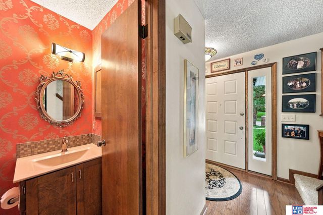 6621 Park Crest Court, Lincoln, NE 68506