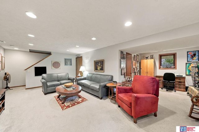6621 Park Crest Court, Lincoln, NE 68506