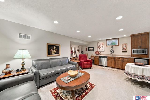 6621 Park Crest Court, Lincoln, NE 68506