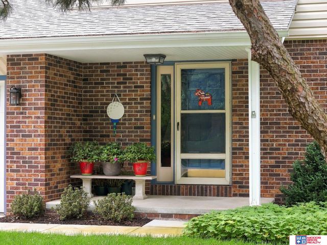 6621 Park Crest Court, Lincoln, NE 68506