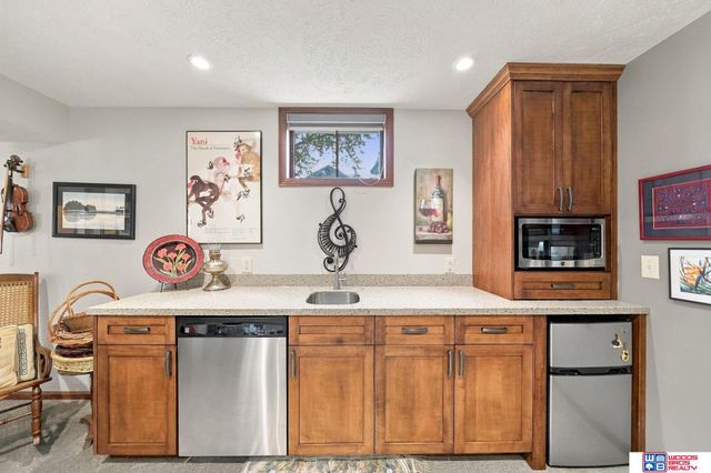 6621 Park Crest Court, Lincoln, NE 68506