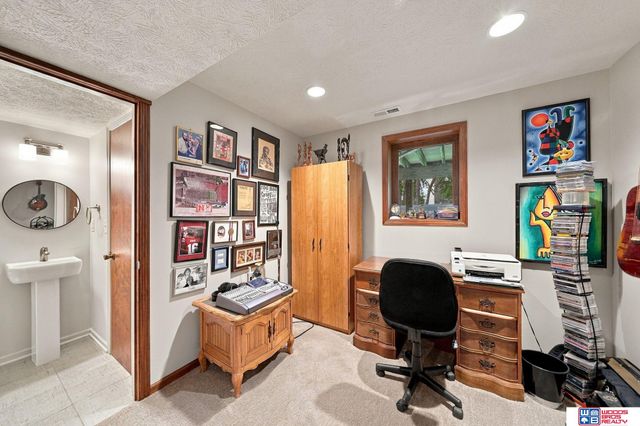 6621 Park Crest Court, Lincoln, NE 68506