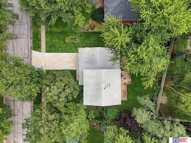 6621 Park Crest Court, Lincoln, NE 68506