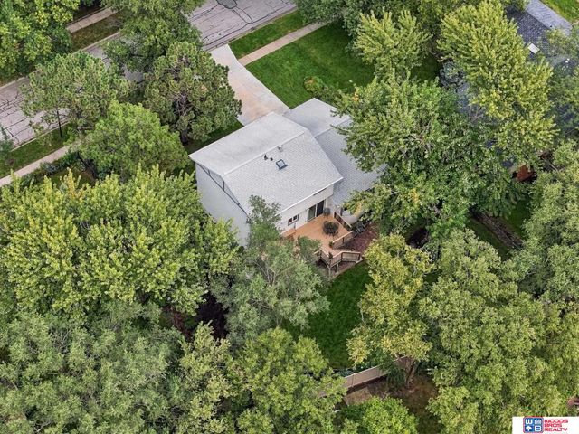 6621 Park Crest Court, Lincoln, NE 68506