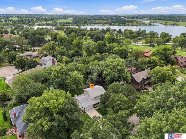 6621 Park Crest Court, Lincoln, NE 68506
