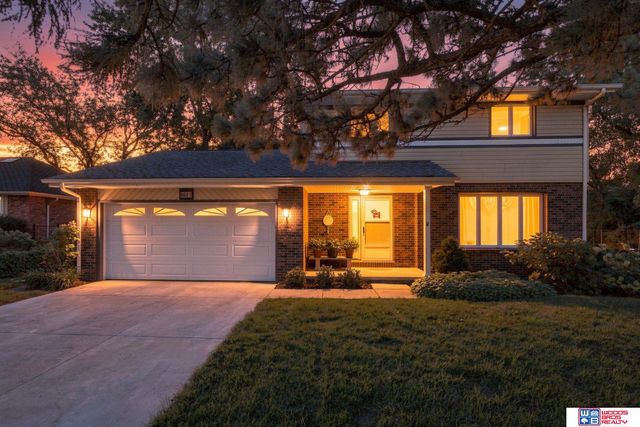 6621 Park Crest Court, Lincoln, NE 68506