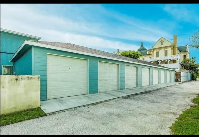 1822 25th St E, Galveston, TX 77550