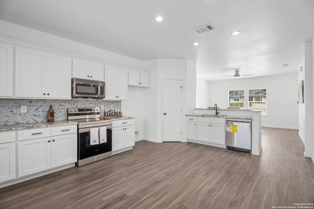 1734 Blueridge Dr, Canyon Lake, TX 78133