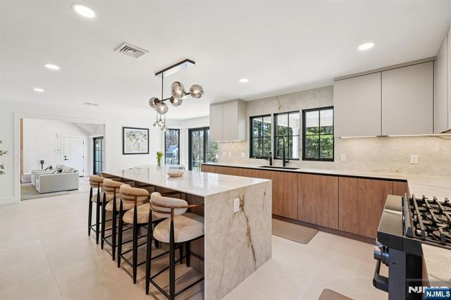 388 Freemans Lane, Franklin Lakes, NJ 07417