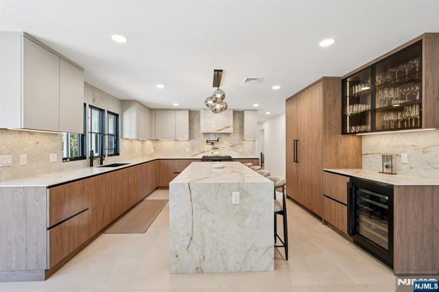 388 Freemans Lane, Franklin Lakes, NJ 07417