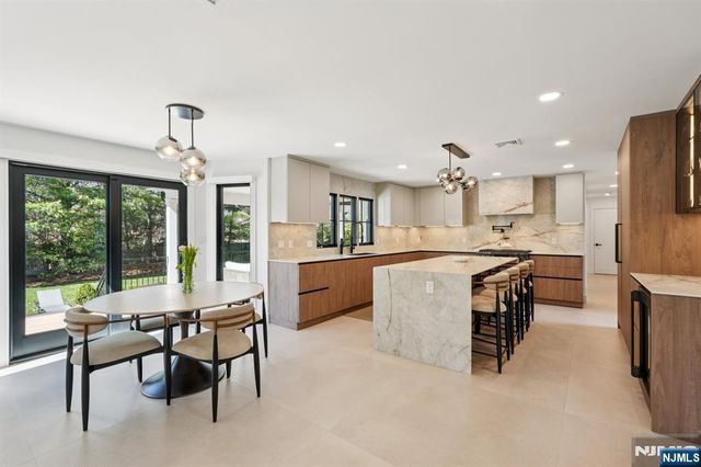 388 Freemans Lane, Franklin Lakes, NJ 07417