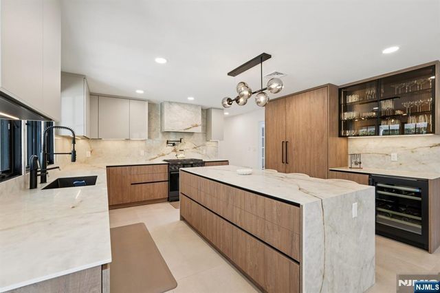 388 Freemans Lane, Franklin Lakes, NJ 07417