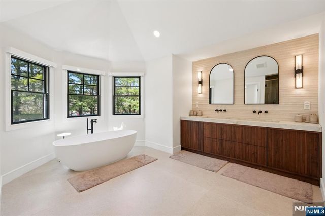 388 Freemans Lane, Franklin Lakes, NJ 07417