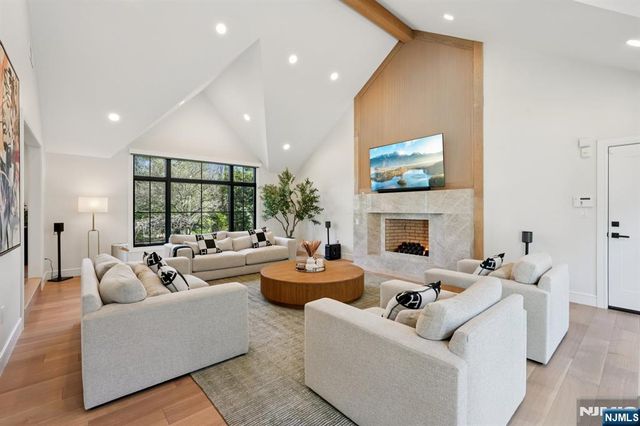 388 Freemans Lane, Franklin Lakes, NJ 07417