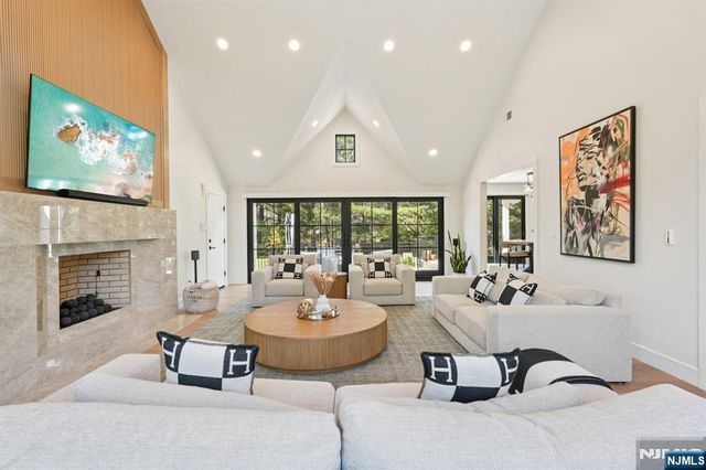 388 Freemans Lane, Franklin Lakes, NJ 07417