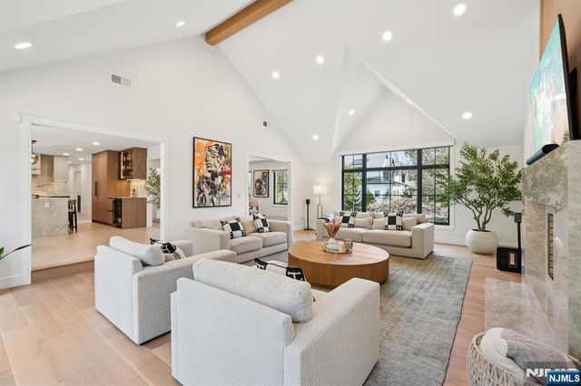 388 Freemans Lane, Franklin Lakes, NJ 07417