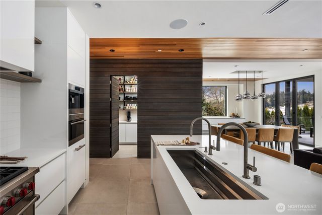 9810 SE Shoreland Drive, Bellevue, WA 98004