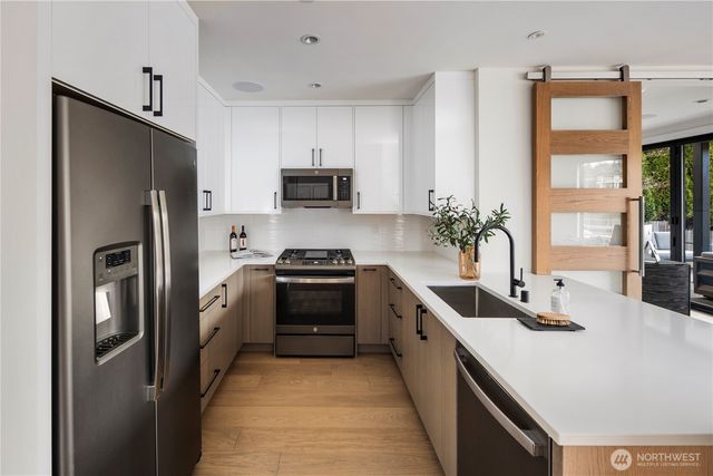 9810 SE Shoreland Drive, Bellevue, WA 98004