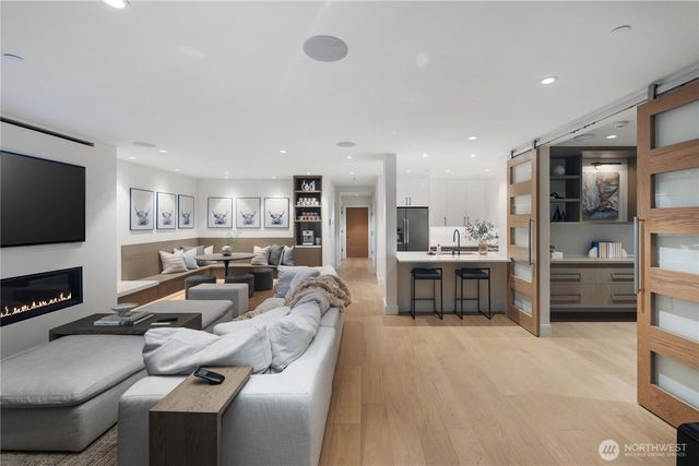 9810 SE Shoreland Drive, Bellevue, WA 98004