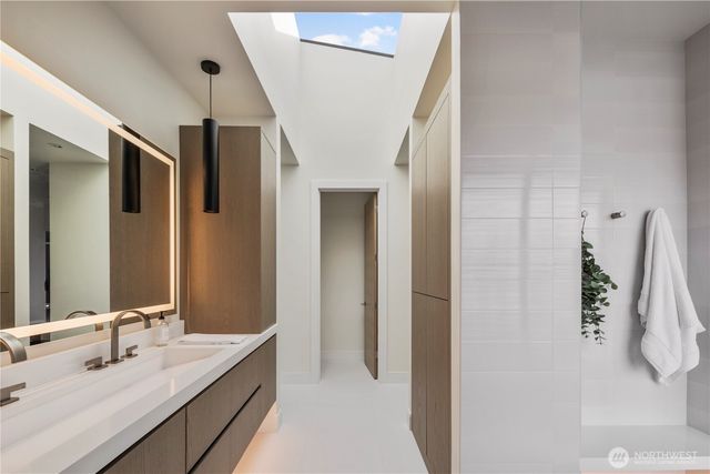 9810 SE Shoreland Drive, Bellevue, WA 98004