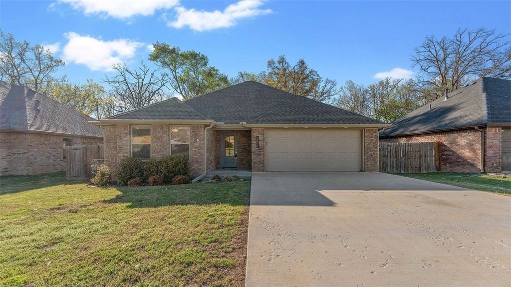1311 Valley Drive, Gentry, AR 72734