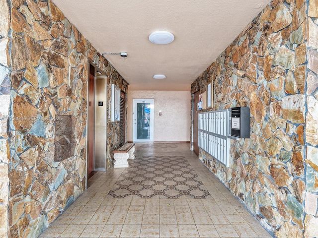 201 SE 11th Ter 303, Dania Beach, FL 33004