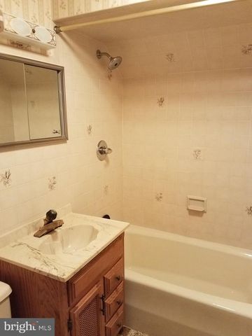 6 S MIDDLEBUSH RD, Somerset, NJ 08873