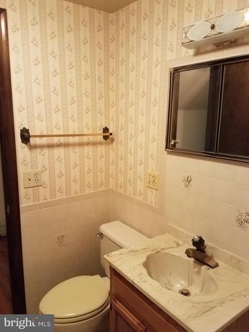 6 S MIDDLEBUSH RD, Somerset, NJ 08873