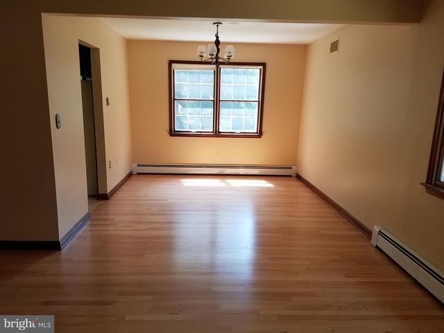 6 S MIDDLEBUSH RD, Somerset, NJ 08873