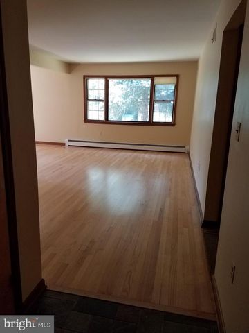 6 S MIDDLEBUSH RD, Somerset, NJ 08873