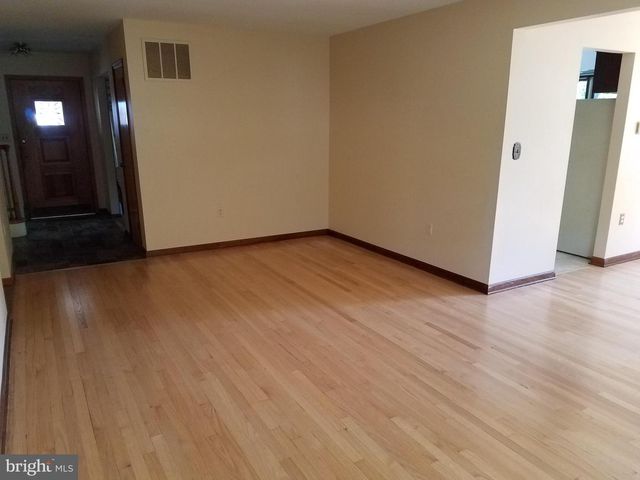 6 S MIDDLEBUSH RD, Somerset, NJ 08873