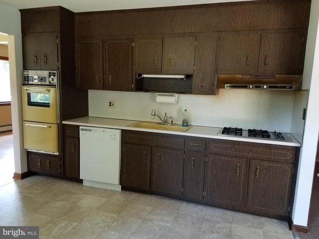 6 S MIDDLEBUSH RD, Somerset, NJ 08873