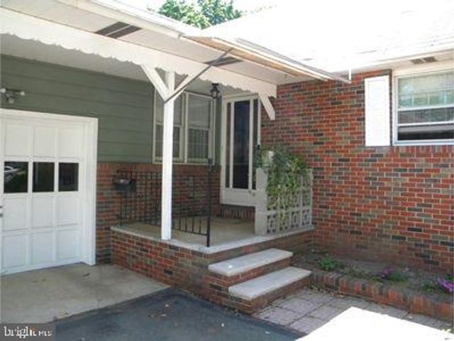 6 S MIDDLEBUSH RD, Somerset, NJ 08873