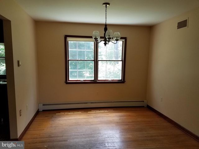 6 S MIDDLEBUSH RD, Somerset, NJ 08873