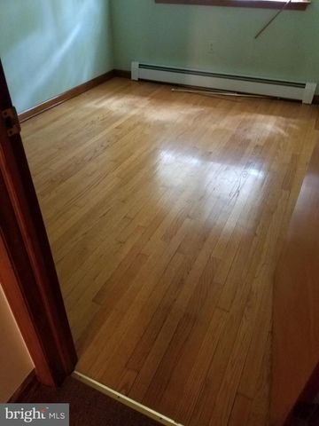 6 S MIDDLEBUSH RD, Somerset, NJ 08873
